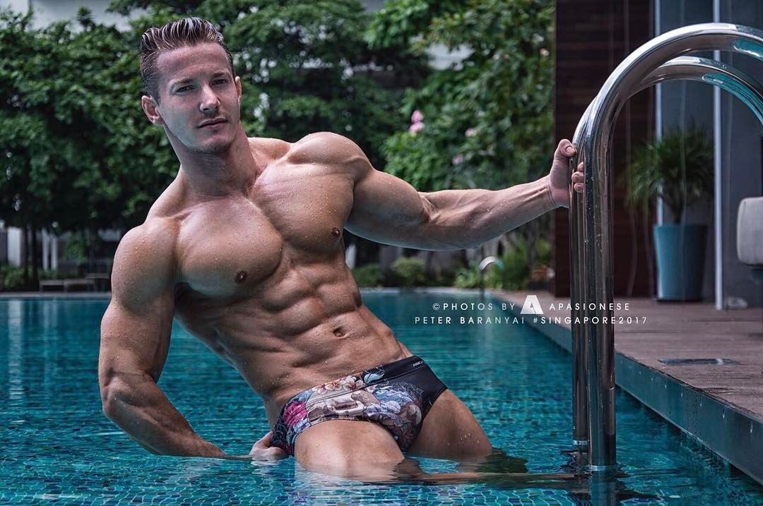 1299891278_DariusFerdynand(PeterBaranyai)poolswimwear1.jpg.904166a69c954f105411536a79216469.jpg