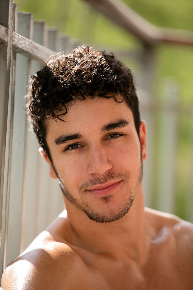 Face01.thumb.jpg.9d49eed91400923ed033cc2